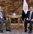Presidente do Egito, al-Sisi, encontra o presidente palestino, Mahmoud Abbad, neste sábado  Foto: The Egyptian Presidency / Reuters