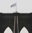 <p>Em julho, foram colocadas duas bandeiras brancas no topo da ponte do Brooklyn</p>  Foto:  Richard Drew / Reuters