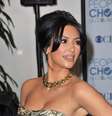 Kim Kardashian investiu em franja repartida ao meio e volume para o Peoples Choice Award    Foto: Jaguar PS/Shutterstock