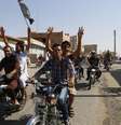 Moradores da cidade de Tabqa comemoram a tomada da base aérea pelo Estado Islâmico nesta segunda-feira  Foto: Stringer / Reuters