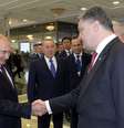 <p>O presidente russo, Vladimir Putin, cumprimenta o seu homólogo ucraniano, Petro Poroshenko, em uma reunião em Minsk, em 26 de agosto</p><p> </p>  Foto: Sergei Bondarenko/Kazakh Presidential Office / Reuters