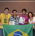 <p>André (de amarelo) com os colegas de equipe da UFMG na 21ª Competição Internacional de Matemática para Estudantes Universitários, na Bulgária </p>  Foto: Arquivo pessoal / Reprodução