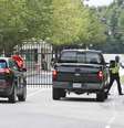 <p>Entrada da base americana em&nbsp;Fort Lee onde uma soldado atirou contra si mesma</p>  Foto: Steve Helber / AP