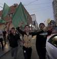 <p>Palestinos brandem&nbsp;bandeiras nacionais durante celebra&ccedil;&atilde;o do acordo de cessar-fogo entre Israel e Hamas&nbsp;na principal rua da Cidade de Gaza</p>  Foto: Adel Hana / AP