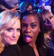 <p>A atriz Uzo Aduba (centro) foi a única premiada da série que é 'febre' no Netflix</p>  Foto: Oitnb/google+ / Reprodução
