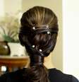 <p>Os apliques finalizam e d&atilde;o o toque especial no penteado, ideal para baladinhas noturnas</p>  Foto: Páprica Fotografia/Canarinho Press