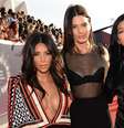 As irmãs Kim Kardashian, Kendall Jenner, Kylie Jenner optaram pelos fios soltos  Foto: Getty Images 