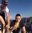 Fotógrafos comem banana em cima de edifício de 346 metros de altura  Foto: Reprodução