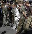 <p>Prisioneiros dos separatistas pró-Rússia são forçados a desfilar pelas ruas de Donetsk em 24 de agosto</p>  Foto: Sergei Grits / AP