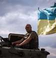 Soldado ucraniano em tanque no leste do país; nesta segunda-feira, dez soldados russos foram capturados em território ucraniano  Foto: OLEKSANDR RATUSHNIAK / AFP