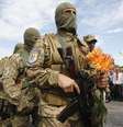 Soldado segura flor durante cerimônia na Ucrânia  Foto: Valentyn Ogirenko  / Reuters