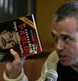 <p>Popeye com um livro sobre Pablo Escobar</p>  Foto: William Fernando Martinez / AP