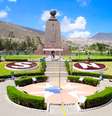 Atrações em Quito incluem o monumento conhecido como a Metade do Mundo  Foto: Pablo Hidalgo/Shutterstock