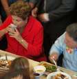 <p>Dilma toma refresco a base de guaraná natural ao lado de Garotinho</p>  Foto: André Naddeo / Terra
