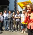 Luciana Genro, candidata do Psol à presidência, em panfletagem na Avenida Paulista, em São Paulo, com militantes e uns poucos curiosos  Foto: Janaina Garcia / Terra