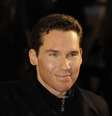 O diretor Bryan Singer acena ao chegar a um evento em Londres, na Inglaterra, em janeiro de 2009. 21/01/2009  Foto: Toby Melville / Reuters