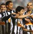 <p>Jogadores do Atlético-MG comemoram vitória junto com Luan, autor do gol</p>  Foto: Marcos Bezerra / Futura Press
