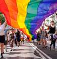 Participantes exibem bandeira durante a parada gay anual em Estocolmo, na Suécia, no início de agosto. 02/08/2014  Foto: Annika Af Klercker / Reuters