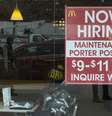 <p>Placa anuncia vaga de emprego em um restaurante McDonalds, em Nova York</p>  Foto: Keith Bedford / Reuters