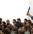 <p>Membro do Estado Islâmico com uma arma e uma faca em punho ao lado de soldados sírios feitos prisioneiros</p>  Foto: Raqqa Media Center of the Islamic State group / AP