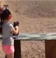 <p>Menina de nove anos de idade matou seu instrutor de tiros com um disparo acidental de submetralhadora Uzi</p>  Foto: Youtube / Reprodução