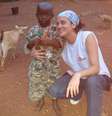 <p>Trabalhando para a organização dos Médicos Sem Fronteiras (MSF) desde 2008, Débora Noal, 33 anos, é psicóloga e viajou para mais de quarenta países</p>  Foto: Arquivo pessoal / Divulgação