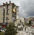 Bombeiros trabalham em escombros após explosão de prédio em Paris  Foto: BERTRAND GUAY / AFP