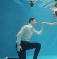 <p>As noivas são aconselhadas a usar roupas longas que flutuem sob a água</p>  Foto: BBC News Brasil