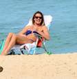 Letícia Birkeheuer aproveitou a praia do Rio de Janeiro nesta segunda-feira  Foto: J. Humberto / AgNews