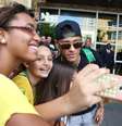 <p>Neymar e David Luiz tiraram fotos com crianças na frente do hotel</p>  Foto: Bruno Domingos/Mowa Press / Divulgação