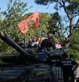 Tropas russas são vistas no leste ucraniano; combates entre separatistas e exército do país se intensificam  Foto: FRANCISCO LEONG / AFP
