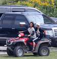 Justin Bieber e Selena Gomez em quadriciclo no mesmo dia do acidente  Foto: The Grosby Group