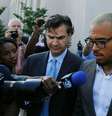 <p>Chris Brown deixa tribunal em Washington</p>  Foto: Gary Cameron / Reuters
