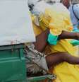 <p>O paciente teve de ser colocado dentro da ambul&acirc;ncia &agrave; for&ccedil;a pelos m&eacute;dicos</p>  Foto: Reuters