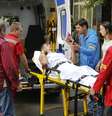 Homem ferido é colocado em ambulância após confrontos no leste da Ucrânia  Foto: Valentyn Ogirenko  / Reuters
