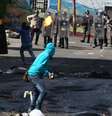 Manifestantes na Venezuela vão às ruas contra a implementação de sistema biométrico em supermercados  Foto: GEORGE CASTELLANOS / AFP