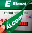 <p>Para o motorista, não compensa abastecer com o etanol se este custar mais de 70% do valor da gasolina</p>  Foto: Eco Desenvolvimento