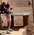 <p>Um vídeo dos momentos que antecederam o acidente mostra o instrutor orientando a garota de short rosa enquanto ela mira um alvo com a submetralhadora</p>  Foto: Reuters
