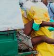 <p>Na Nig&eacute;ria, um viajante da Lib&eacute;ria provocou um surto em que oito pessoas morreram, a maioria trabalhadores de sa&uacute;de, antes que a doen&ccedil;a pudesse ser contida</p>  Foto: Reuters TV / Reuters