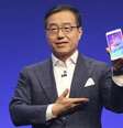 <p>Presidente da Samsung, DJ Lee, apresenta o novo Galaxy Note 4 em Berlim; semicondutores podem ter passado o negócio de celulares pela primeira vez</p>  Foto: Hannibal Hanschke / Reuters