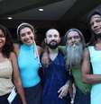 <p>O andarilho João (de barba comprida), entre estudantes da USP</p>  Foto: Reprodução/Facebook / Terra