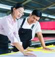 Quando áreas estratégicas são terceirizadas, o prestador de serviços pode se tonar um rival no mercado, como muitas vezes acontece no setor têxtil  Foto: Kzenon / Shutterstock