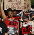 <p>Polícia de Ferguson, majoritariamente branca, atende uma comunidade onde dois terços dos habitantes são negros</p>  Foto: Larry Downing / Reuters