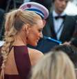 Blake Lively usou um rabo de cavalo trançado com fios arrepiados e mais desalinhados    Foto: Ilona Ignatova/Shutterstock