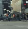<p>Imigrantes são vistos correndo após tentar invadir a balsa</p>  Foto: Youtube / Reprodução