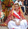 O pai de Mangli, Sri Amnmunda, escolheu o cachorro chamado Sheru para se casar com a filha  Foto: The Mirror / Reprodução