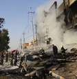Kirkuk passou por diversos ataques do Estado Islâmico no mês de agosto. Na imagem, soldados curdos conferem estragos de carro-bomba na cidade  Foto: Ako Rasheed / Reuters