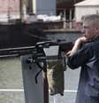 Soldado ucraniano fica ao lado de arma no porto de Mariupol  Foto: Vasily Fedosenko  / Reuters