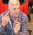 <p>Presidente-executivo segura com os novos produtos da empresa, Moto X, Moto Hint e Moto 360</p>  Foto: Henrique Medeiros / Terra