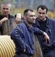 Mineiros em frente a uma mina de carvão em Zenica, na Bósnia; terremoto que atingiu o país deixou 34 mineiros presos na mina  Foto: Dado Ruvic/Reuters